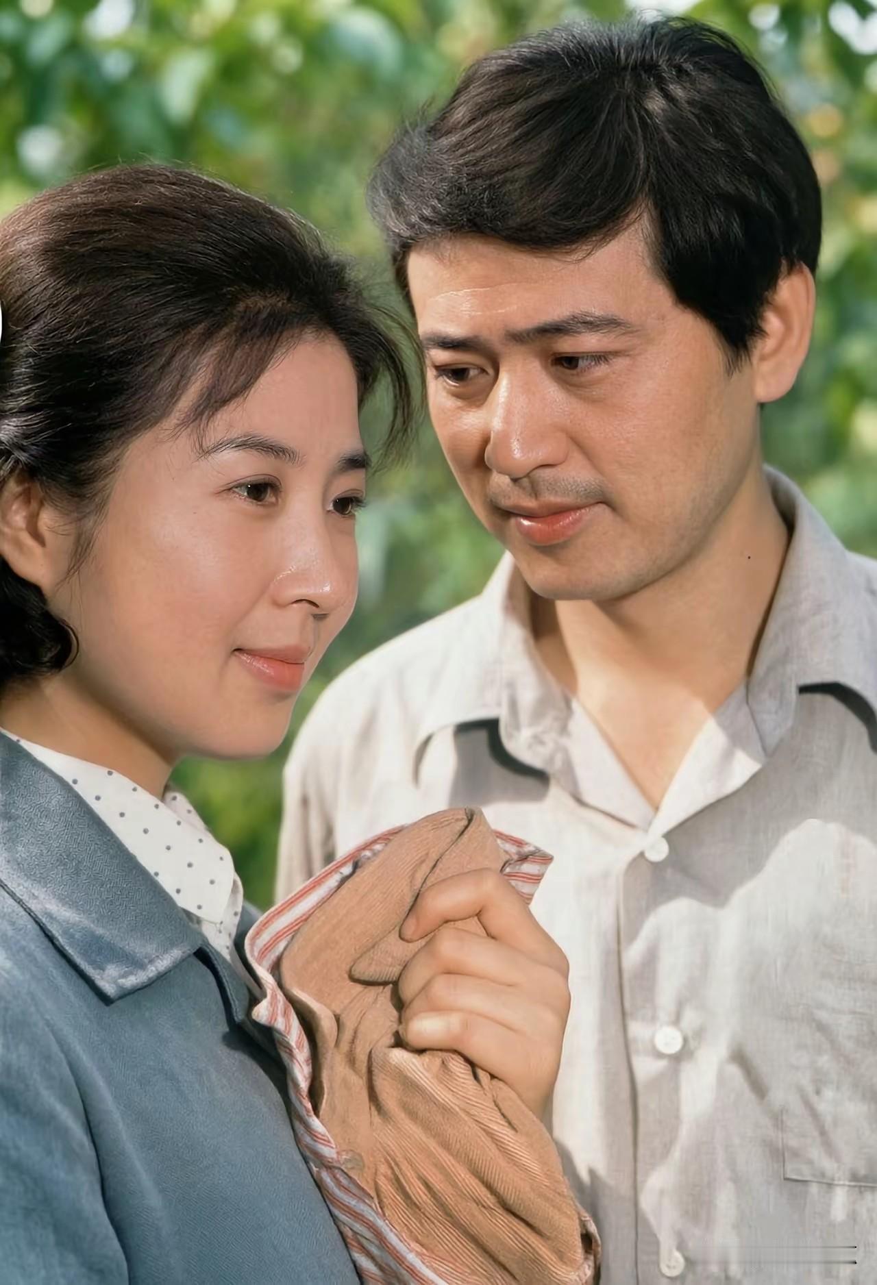 这是1983年，西安电影制片厂拍摄的影片《水镇丝情》中男女主角的镜头。
两位演员