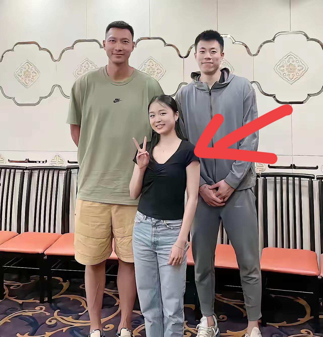 万万没想到啊！电视里看着身材那么好的女神，现实中竟然是这么一小小只！