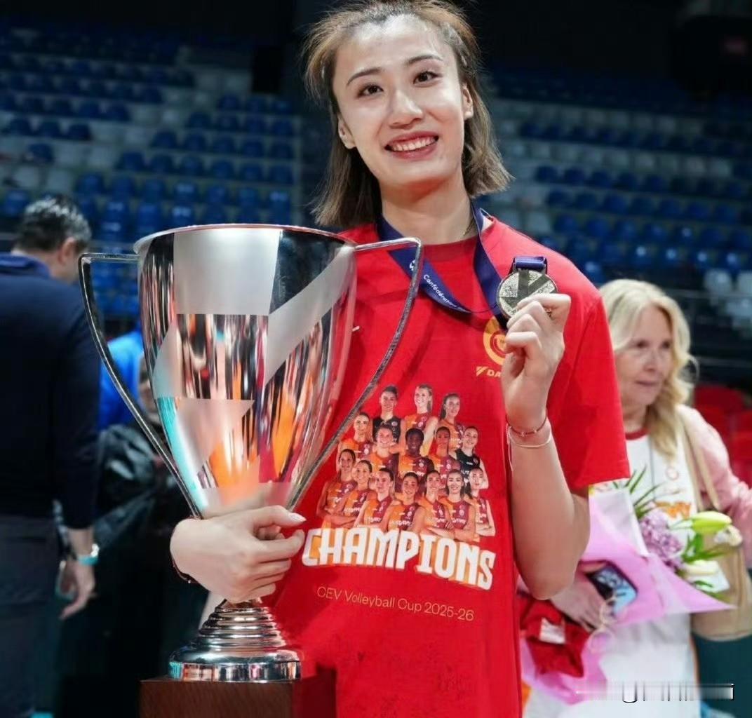 女排欧联杯（CEV Cup）冠军，直接锁定下赛季女排欧冠正赛名额！
 
就是今年