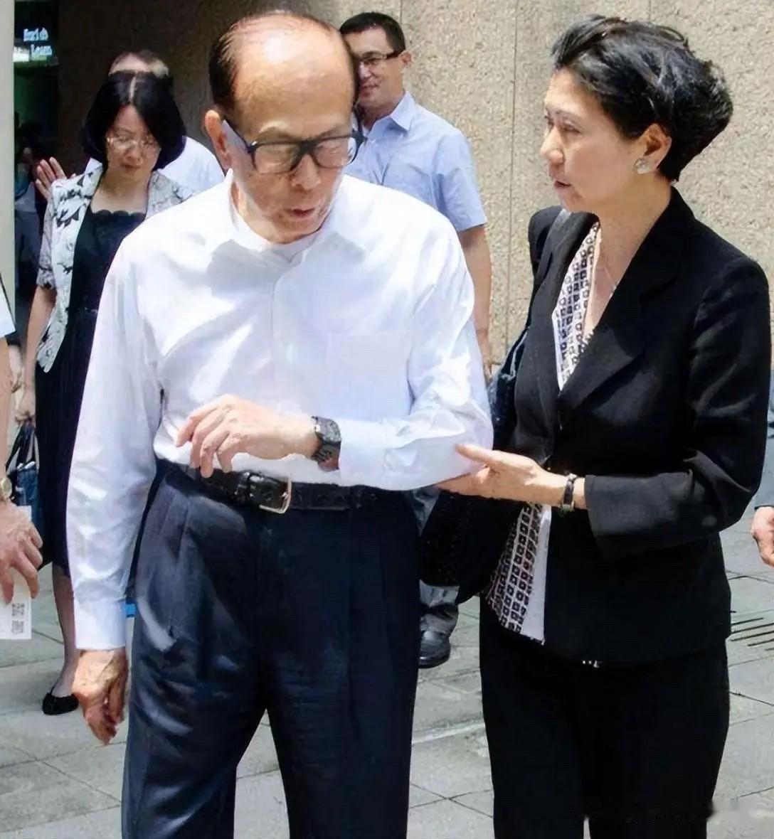 马末都和华人首富李嘉诚打过交道，他还卖给过李嘉诚一件老物件。这一次打交道，让马末