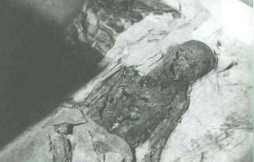 这是1983，慈禧墓地最后一次被打开，慈禧尸体已经腐败不堪，里面金银珠宝早已经被