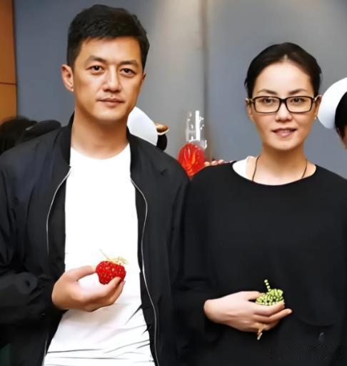 那杯红酒，停在半空，不超过三秒，对话不超过三字。

全网都在猜：是王菲太冷，还是