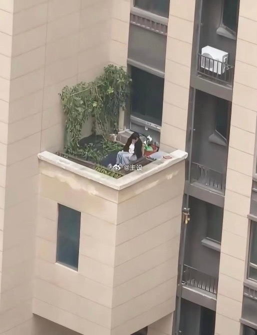 这算属于违规建筑了吧 他们在干嘛啊 大庭广众之下的