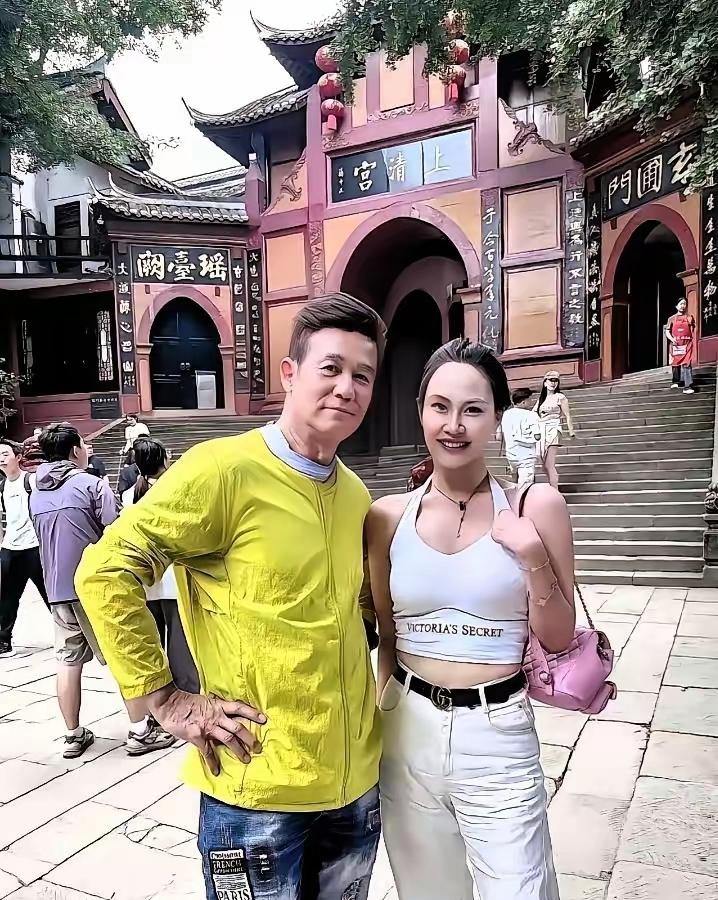 著名演员李子雄年少时出道，大家对他饰演的反面角色更深刻吧！他身边这位美女大眼睛，