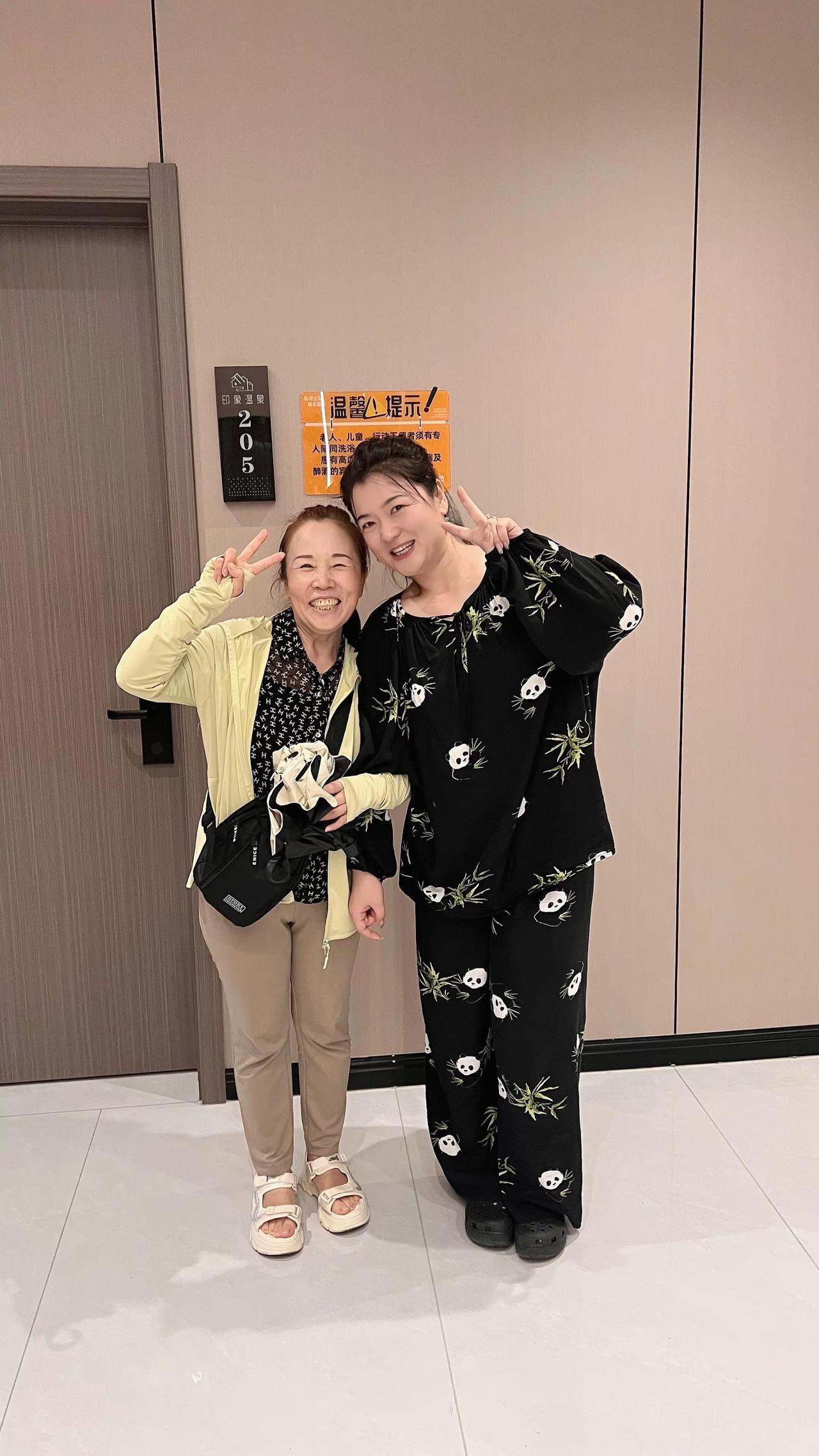 哈哈温泉碰到了好多大姐大哥，记录美好瞬间 泡温泉遇到好多大哥大姐聊天叙旧，非常感