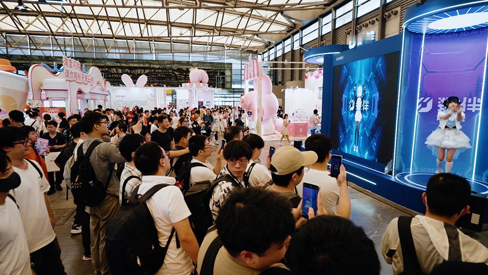 全球首款曲面屏全息AI交互舱“数伴D1”亮相ChinaJoy，支持语音、手势、注