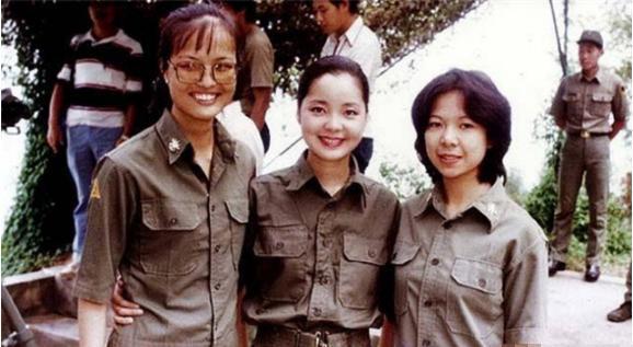 1953年，金门播音站的国民党女特务每日向大陆播音喊话。

海峡对岸的声音像带着