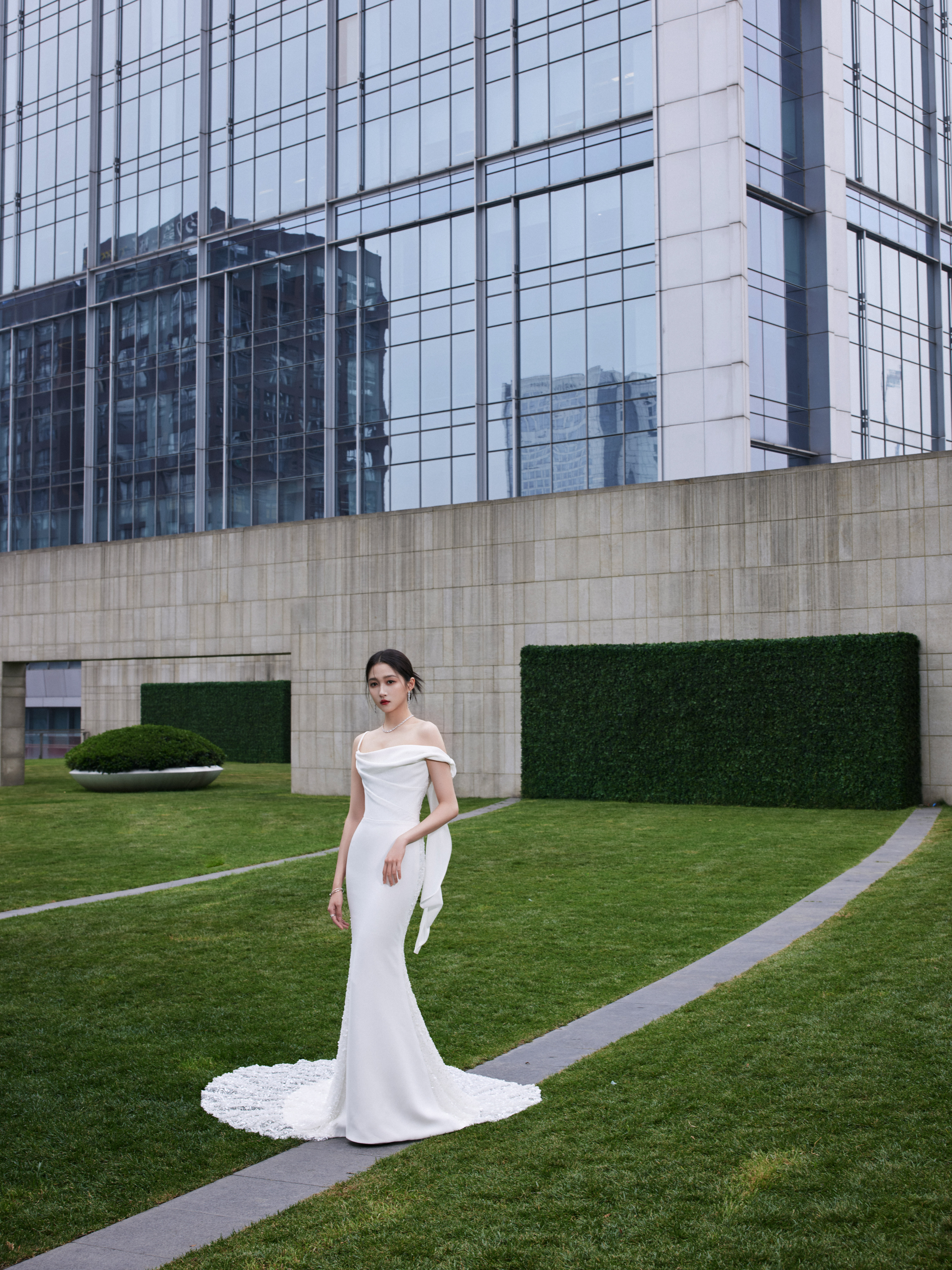  成都活动第一套look，纯白人鱼裙温婉大方，臻美珠宝阳光暖意，乐享时刻，无限魅