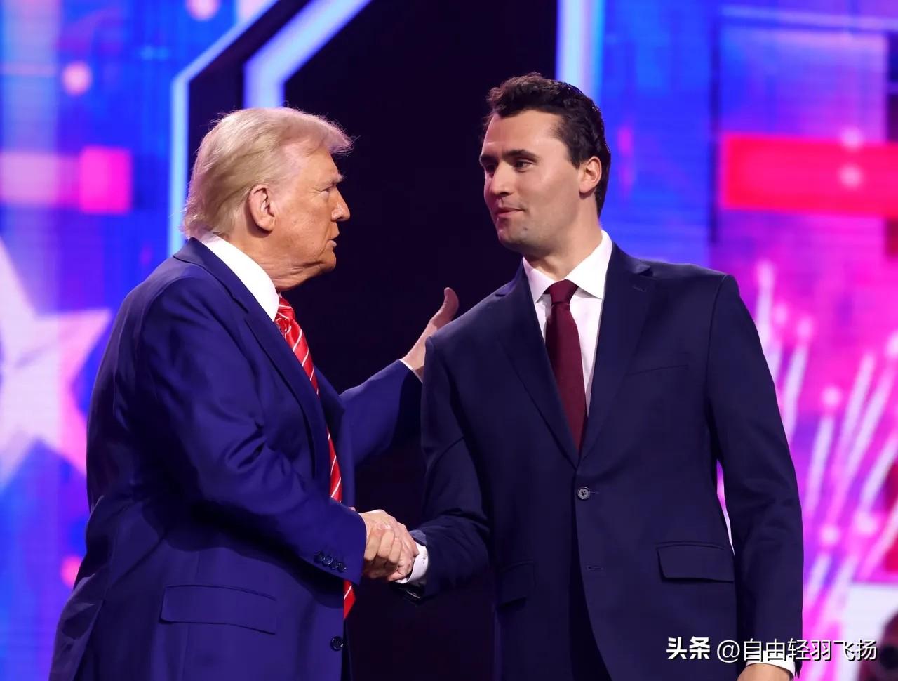 美国政治暴力再升级！特朗普盟友演讲时惨遭枪击，31岁生命就此终结。枪声不断撕裂美