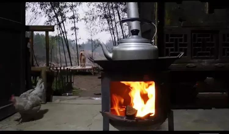 为什么说柴火饭最养人？

很多人都说柴火饭养人，因为柴火是阳火，阳火能直接提升阳