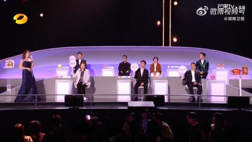 《声鸣远扬2025》舞台封神！遇泓羊《欠父亲的话》以情驭声，沙哑唱腔裹着未说出口