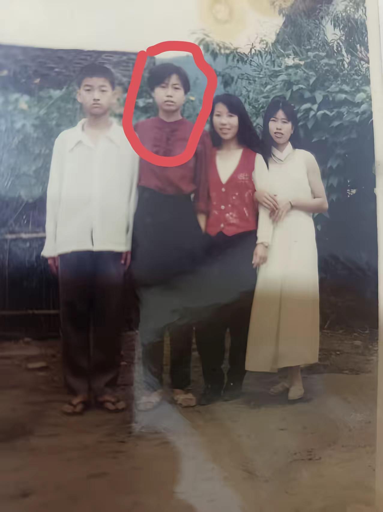 这货居然是我，瞅瞅30年前的我14岁，就知道啥叫时尚，郭富城的蘑菇头，显得我格外