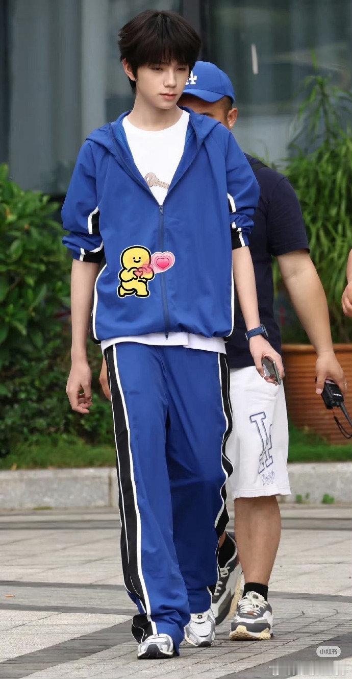 王橹杰蓝色运动装 王橹杰蓝色运动装，王橹杰这套完全运动风校草啊，摔倒犯规啦！ 