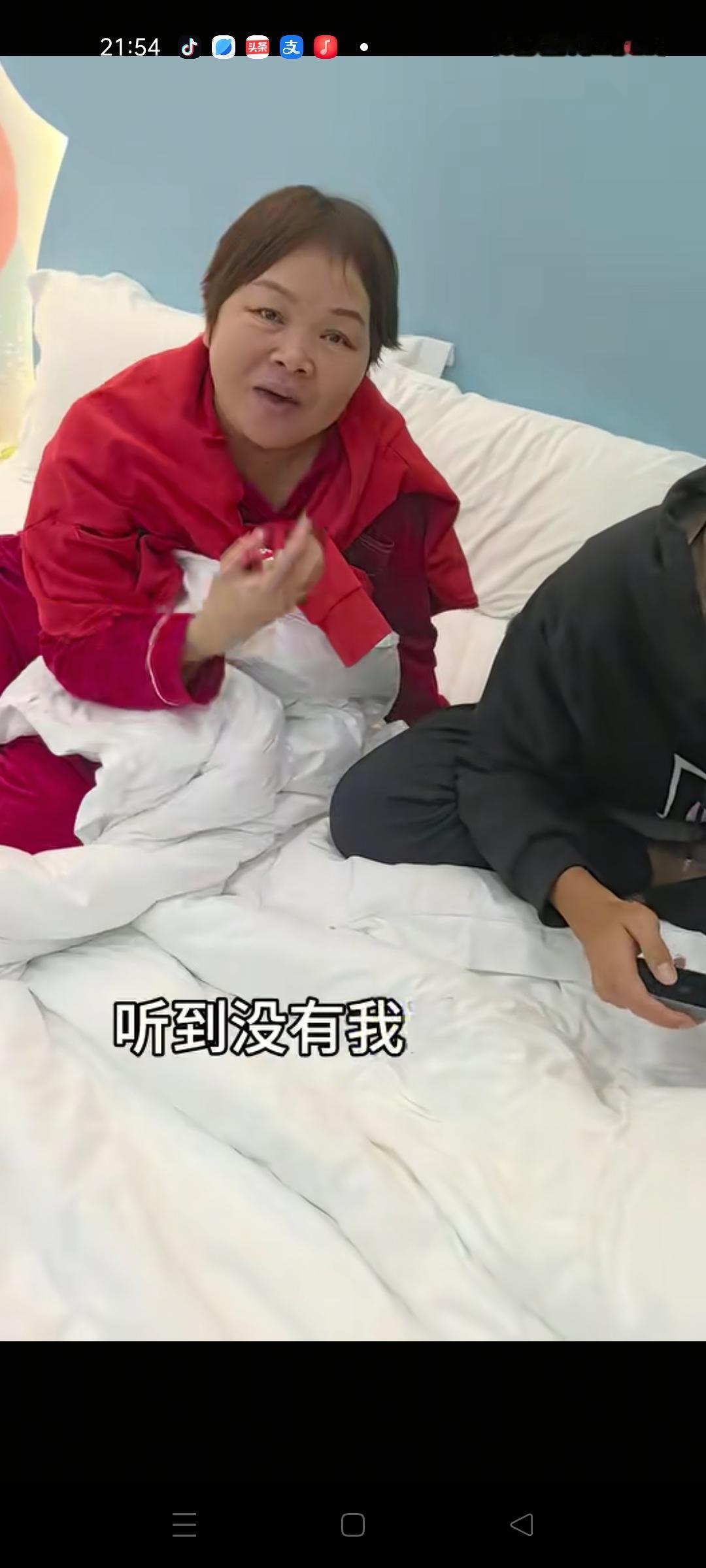 叶锐聪的脾气真好， 一边玩着手机游戏 ，一边陪着妈妈说话 ，爸爸负责在一边拍照 