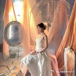这组采用ccd相机直出的写真作品没有过多后期修饰，反而更突出了鞠婧祎与生俱来的镜