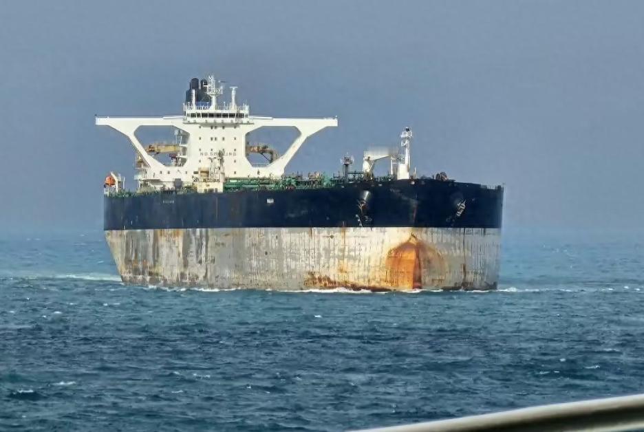 【美英联合扣俄旗油轮，俄方怒斥并要求善待船员】英媒称，美军与英军采取高风险联合行