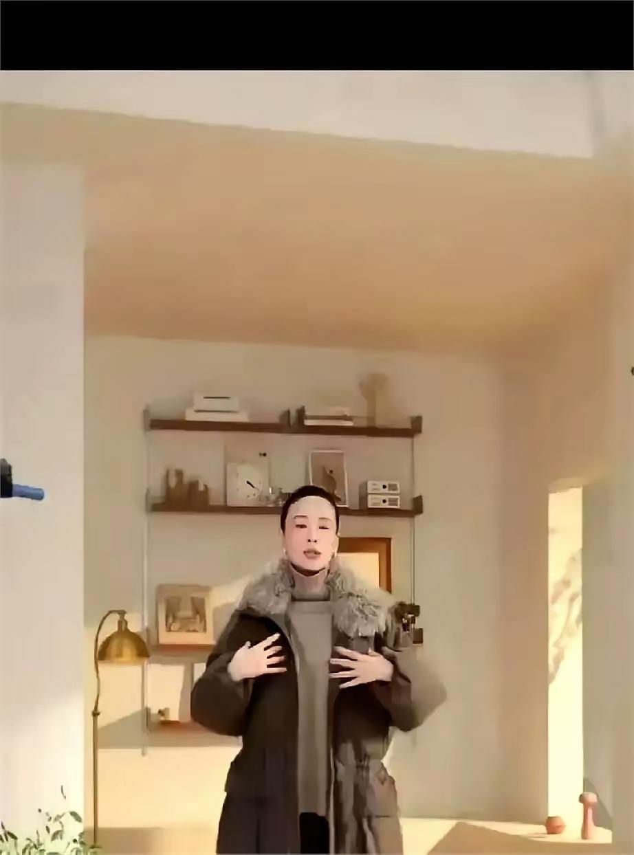 董洁那场羽绒服直播，我那在电商公司做运营的发小跟我扒过内幕，说这哪是卖货，简直是