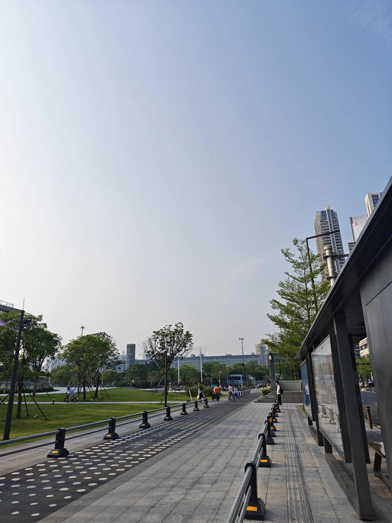 晒出你的本地生活今天带孩子出去玩，坐地铁回来的时候，有一个站突然上来了大概七八个