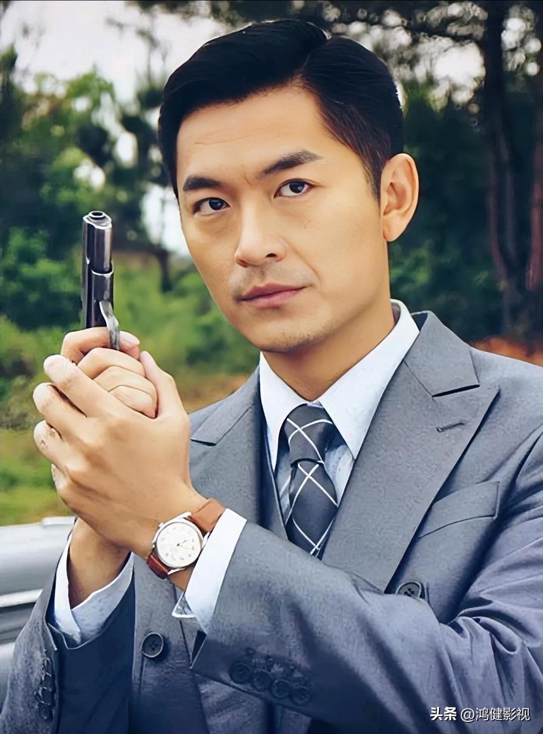 大家还记得这位男演员吗？
他今年49岁，土生土长的上海人，毕业于上海戏剧学院，他