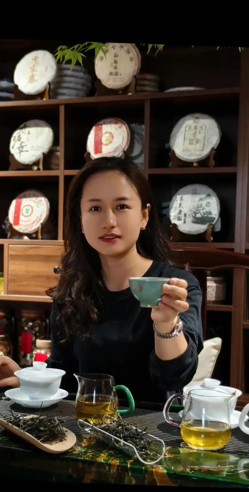 朋友你喜欢喝茶吗，爱喝什么茶？
       我身边不少爱茶的朋友，对茶的理解和
