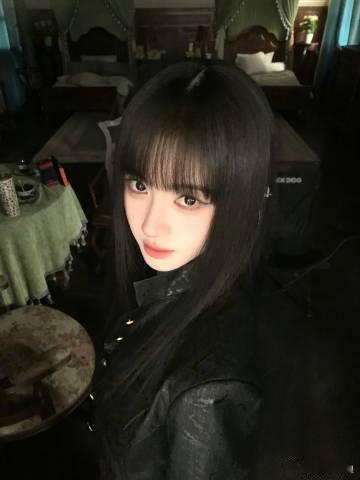 鞠婧祎暗黑教主鞠婧祎古堡写真氛围感拉满，顺滑黑长直搭配黑色长裙，塑造充满神秘感的