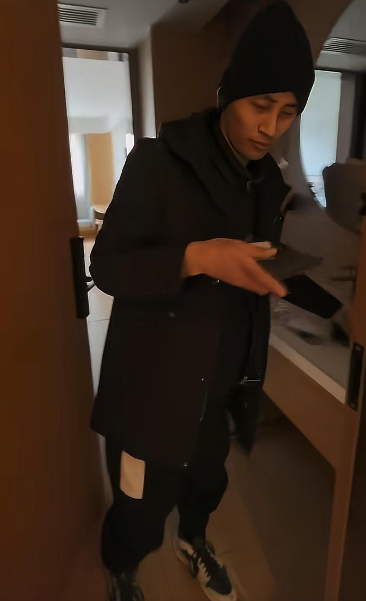 大家都说张云鹏穿得太单薄了，他说加拿大更冷，在北京感觉像是春天！
可怜的孩子啊！