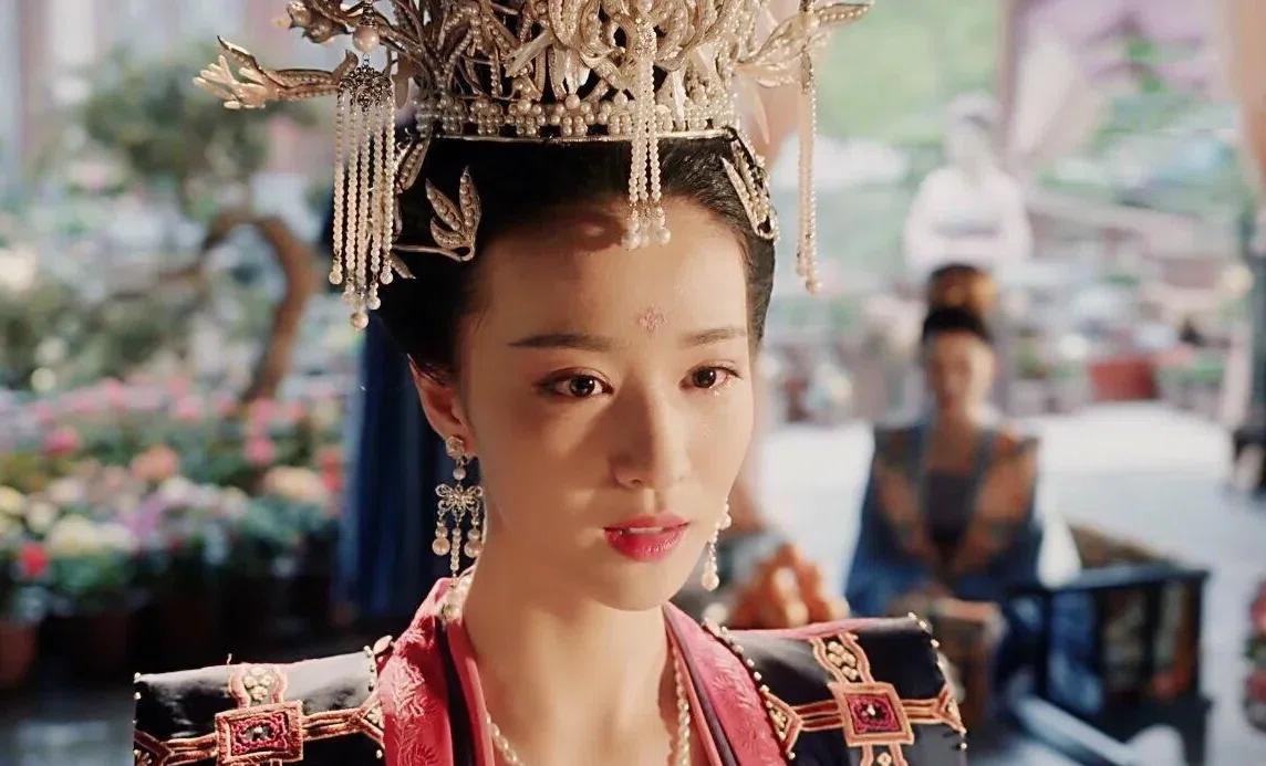 宋英宗病好之后，皇后高滔滔仍不许他临幸别的女人。

曹太后派人劝诫高滔滔：“皇帝