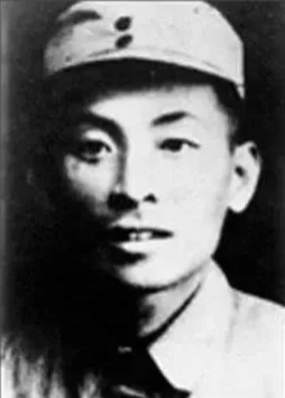 1935年，红军师长竟然写了投降信，准备戴全师投敌。突然，21岁政委拍着桌子下令