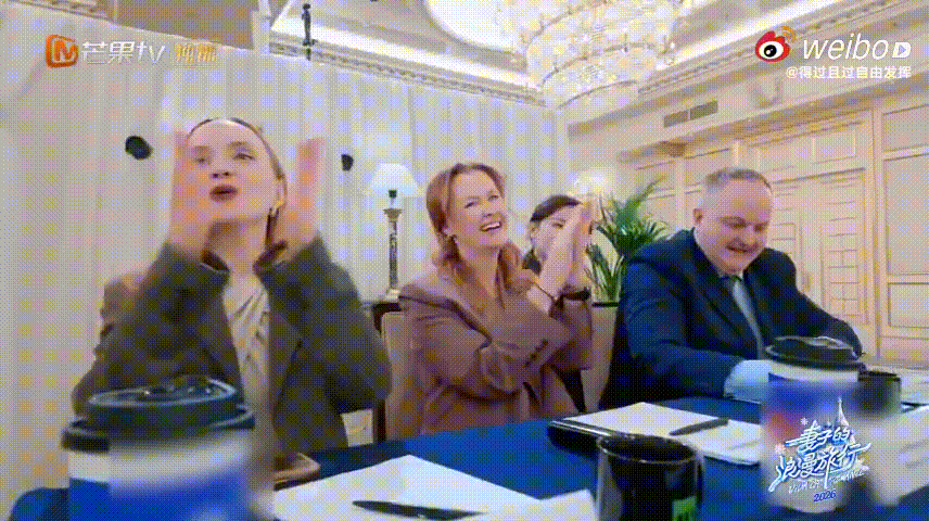 秦昊伊能静复仇摇反复刷了好几遍这个片段，夫妻俩动作完全同频，每一个律动都配合得天