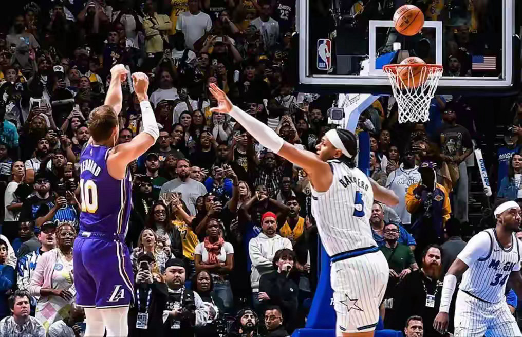 复仇成功！湖人9连胜绝杀魔术，联盟最准三分手一锤定音，球迷致谢文森特北京时间3月