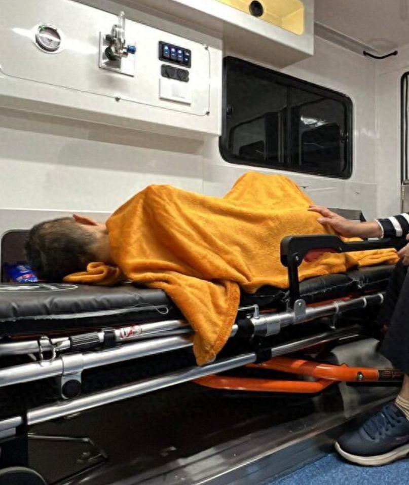 泰国65岁女子因脑癌死亡，家人准备将她火化时，女子突然睁眼，还微微动起来，见到这