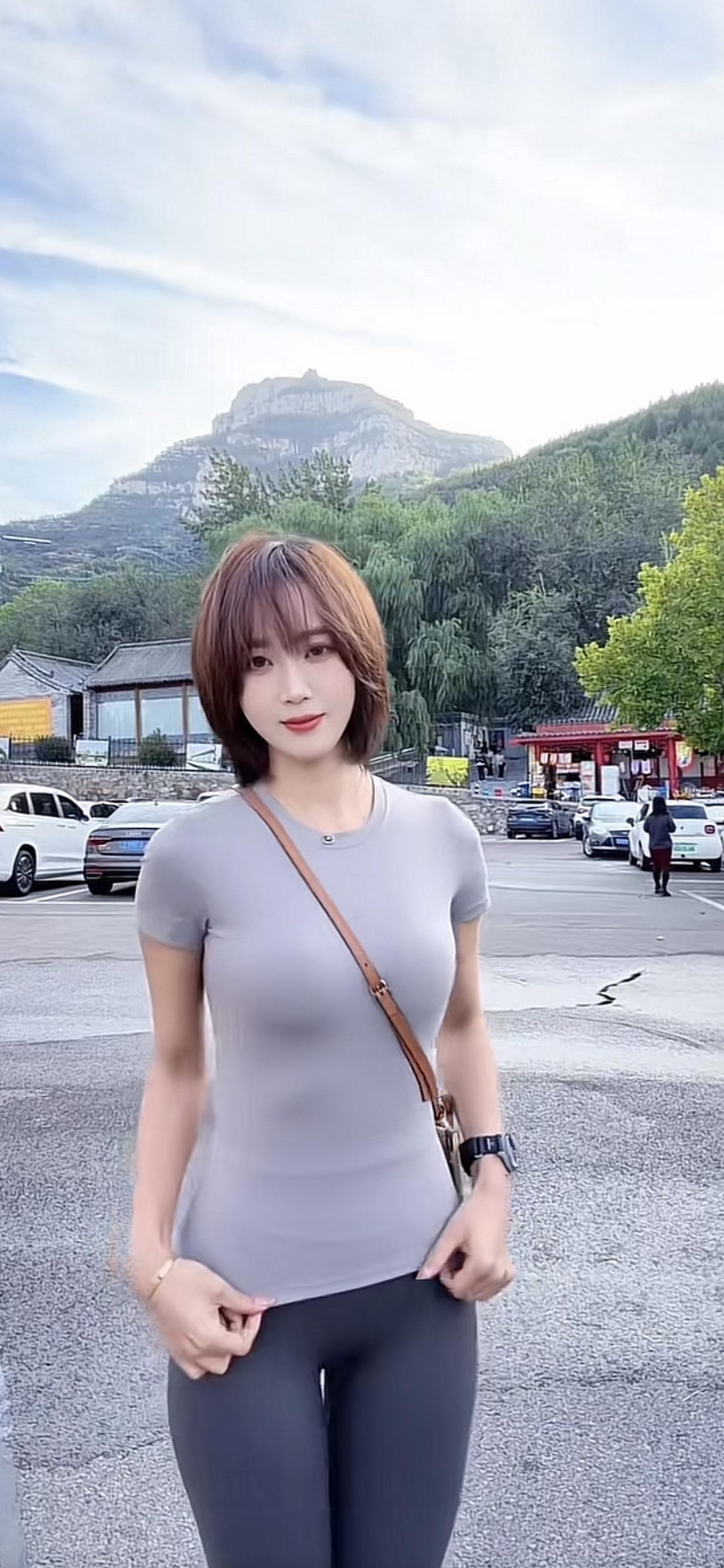 这姑娘在风景优美的地方自拍。