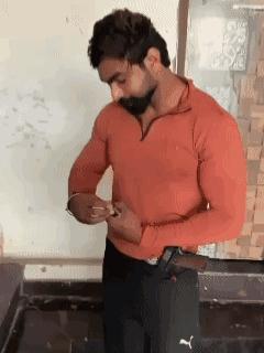 印度德里，一名印度男子在据称给表弟录制如何使用枪支的视频时，突然对着自己的胸口开