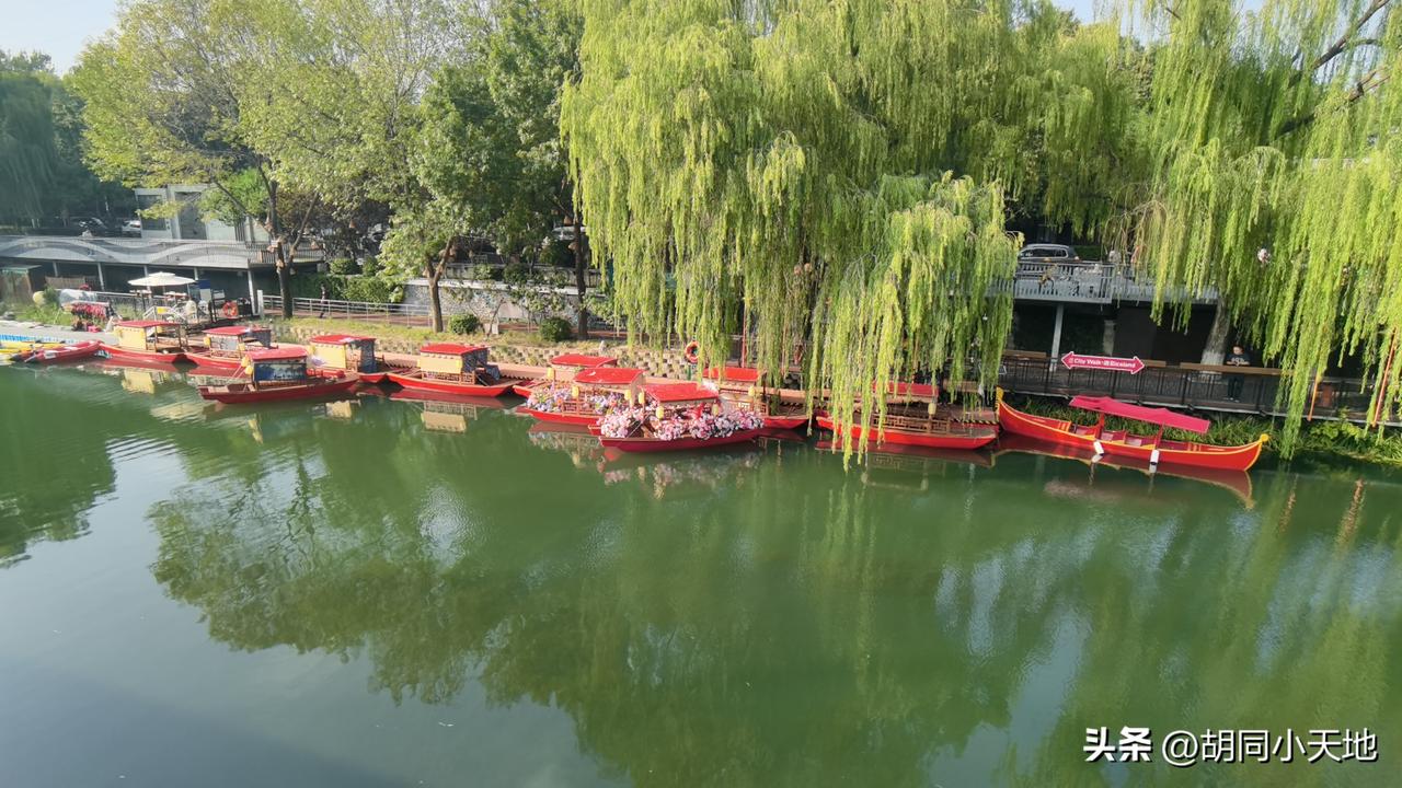 鼓楼护城河水上市集还开吗？
今天去新民菜市场，发现河上漂着好多漂亮的古香古色的船