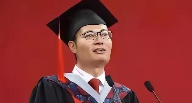 1999年，北大博士王永强携妻子移民美国，此后20年未曾回国与家人联系，其母亲病