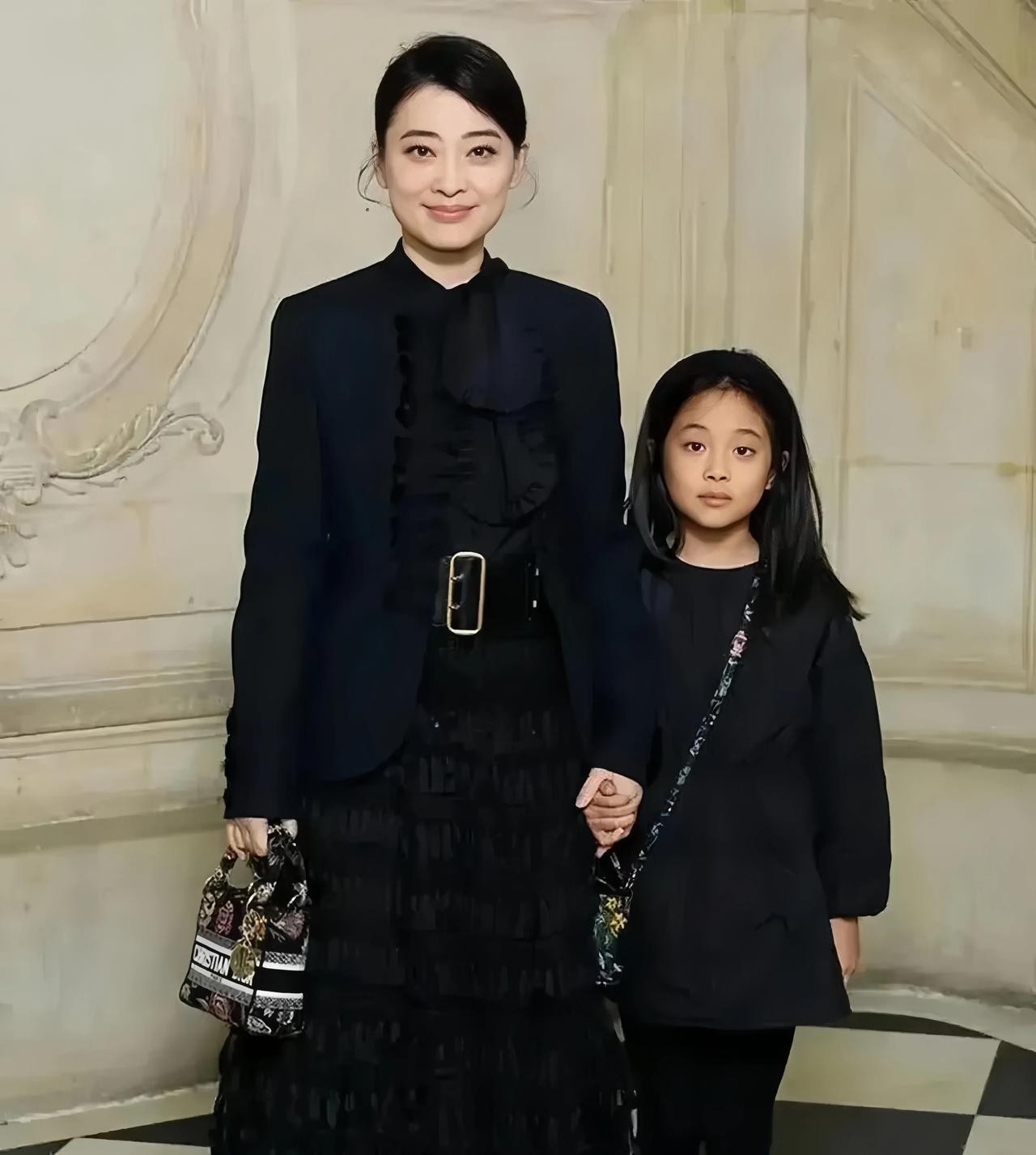 梅婷和女儿合影。
女儿小小年纪，已经非常漂亮了，长的也非常像妈妈。