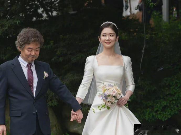 张娜拉怎么这样了。。？还以为是哪一个女网红。。 ​ ​​​