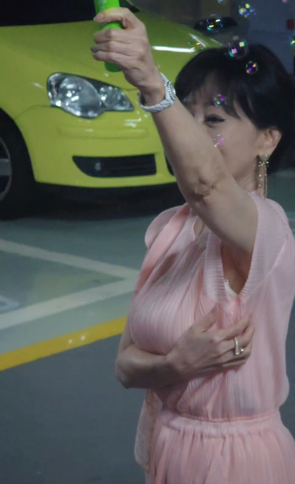此女知道自己大 故意遮擋更美味了 