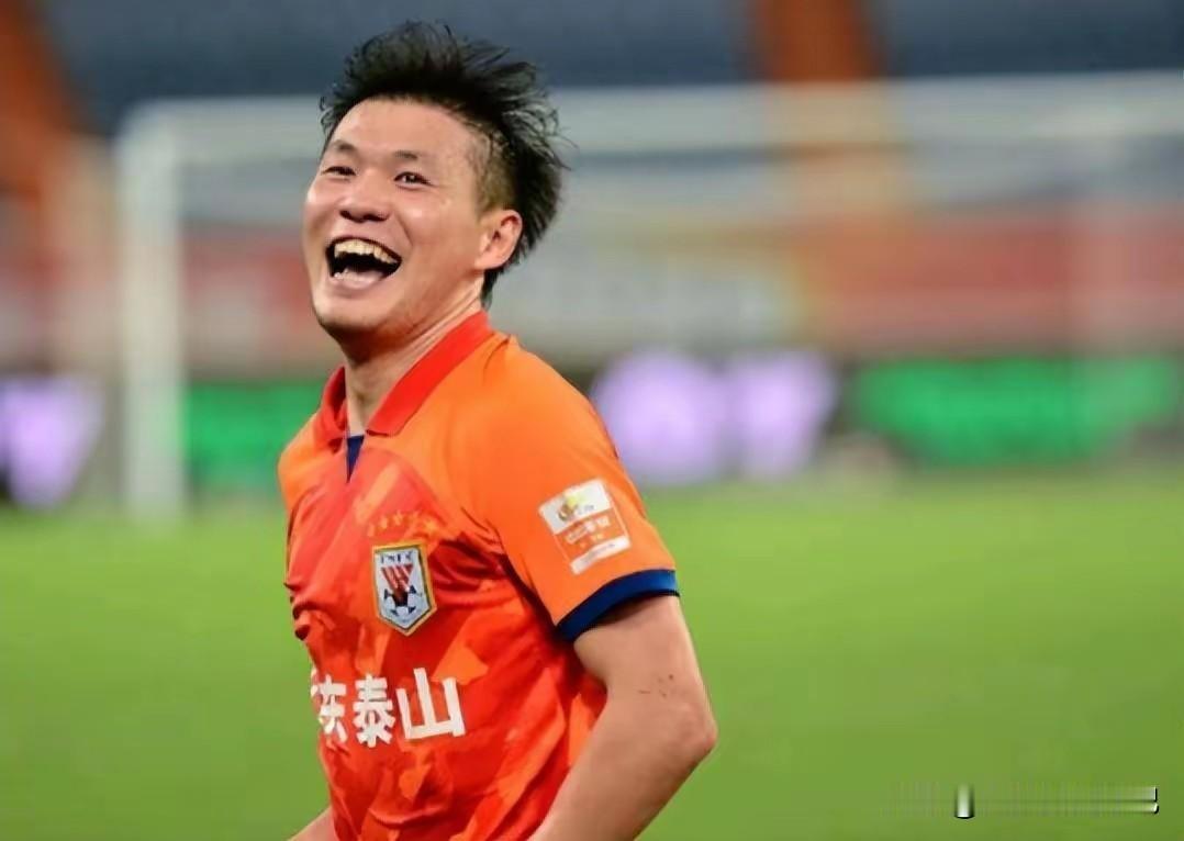 李源一想回归天津？大家觉得真假！
现在网上一直流传一个消息，那就是泰山球员李源一