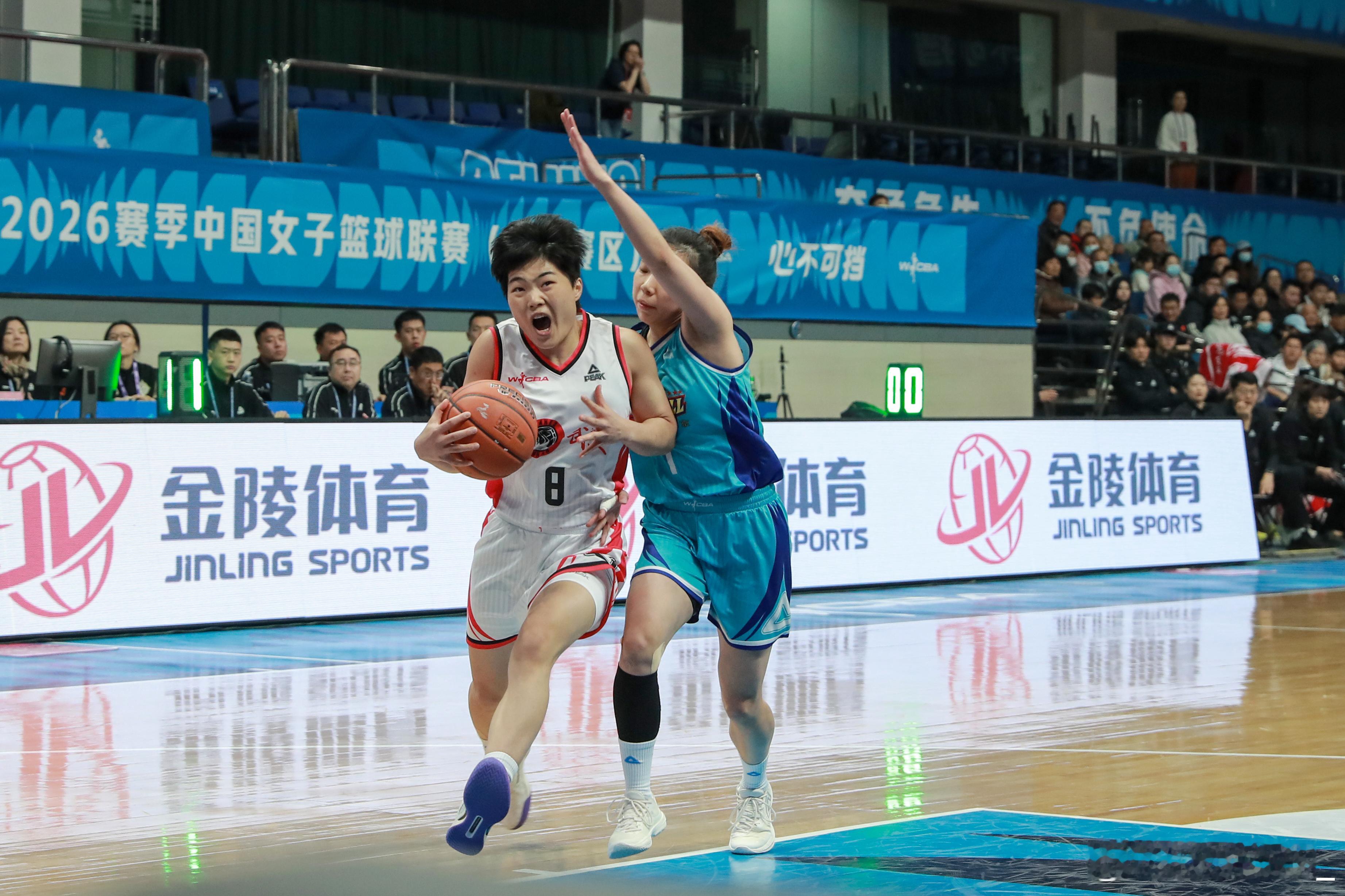 【王佳琦29+6+8率武汉女篮两连胜，堪称赛季最佳引援】探营wcba球队 在刚刚