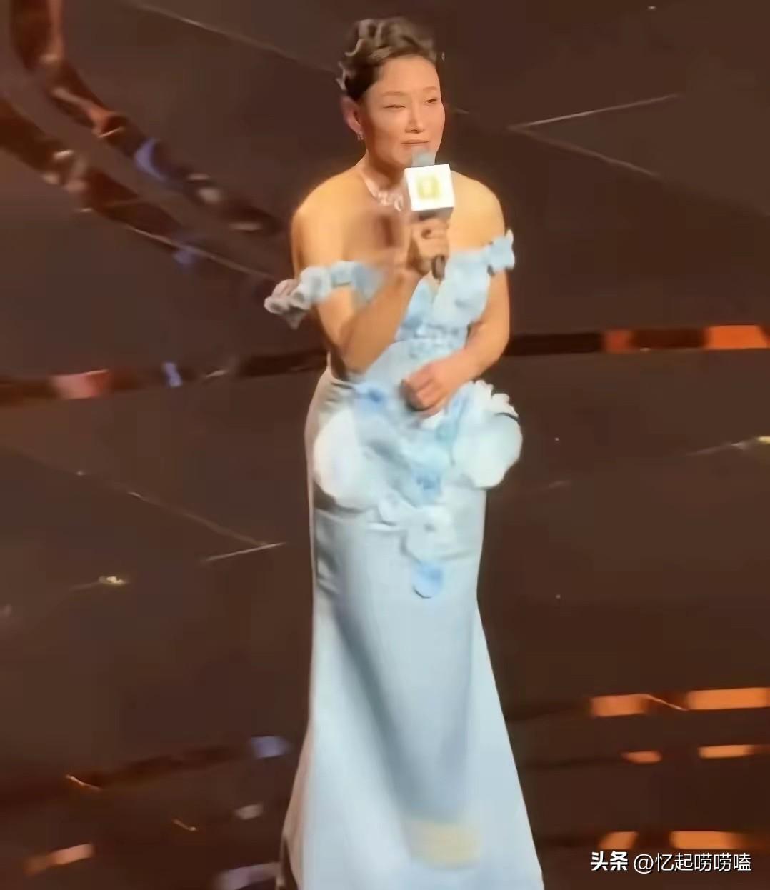 上海电影节红毯，怪事出现了。65岁的陈冲，穿着天蓝色一字肩鱼尾裙，刚说一句“很荣