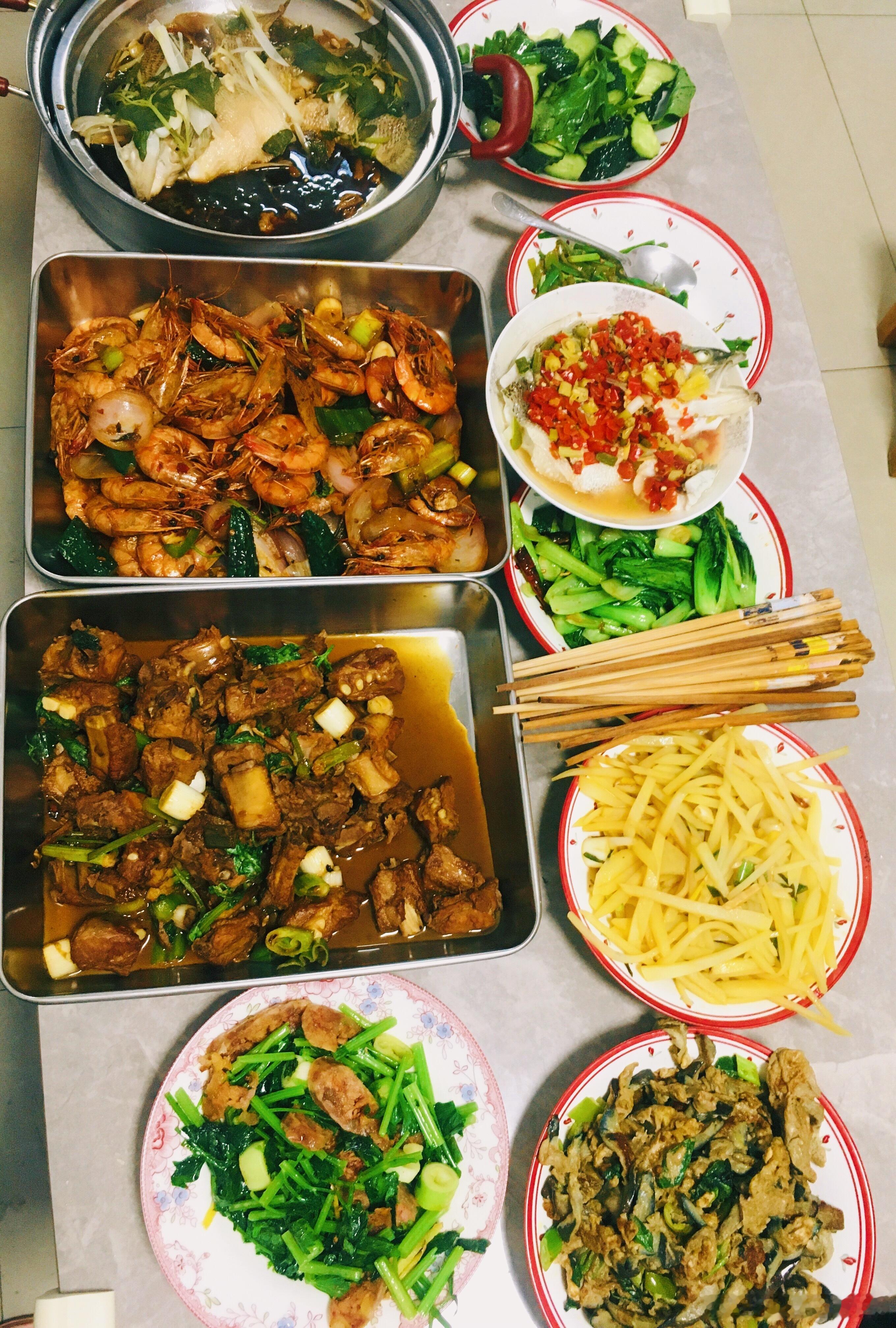娃他爸，又做了一桌子菜！在厨房热的满头汗……他，真是我见过最勤快的男人