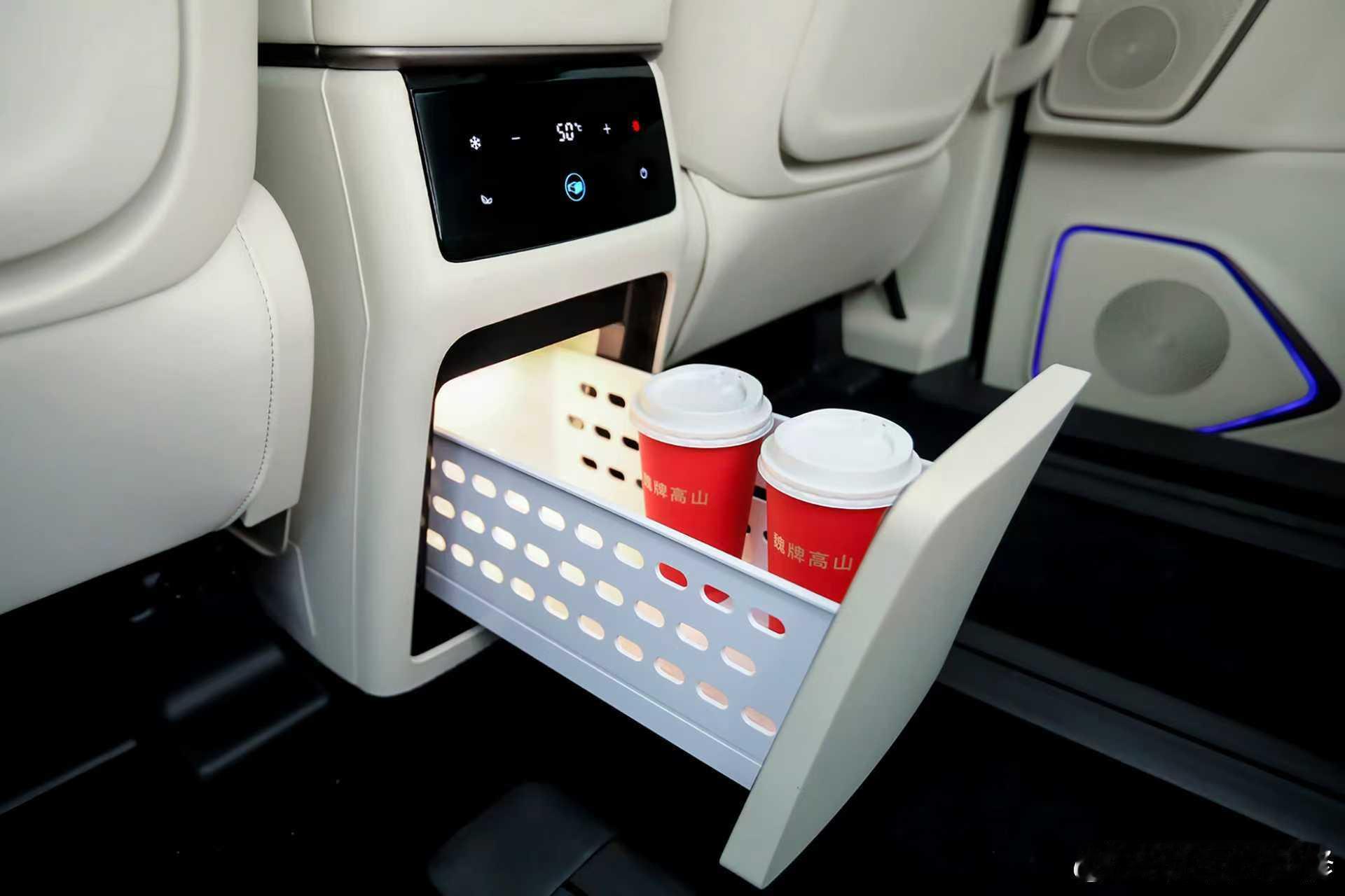 魏牌高山载着年味与温暖，一路暖心护航，陪伴2026年春晚北京主会场与宜宾分会场的