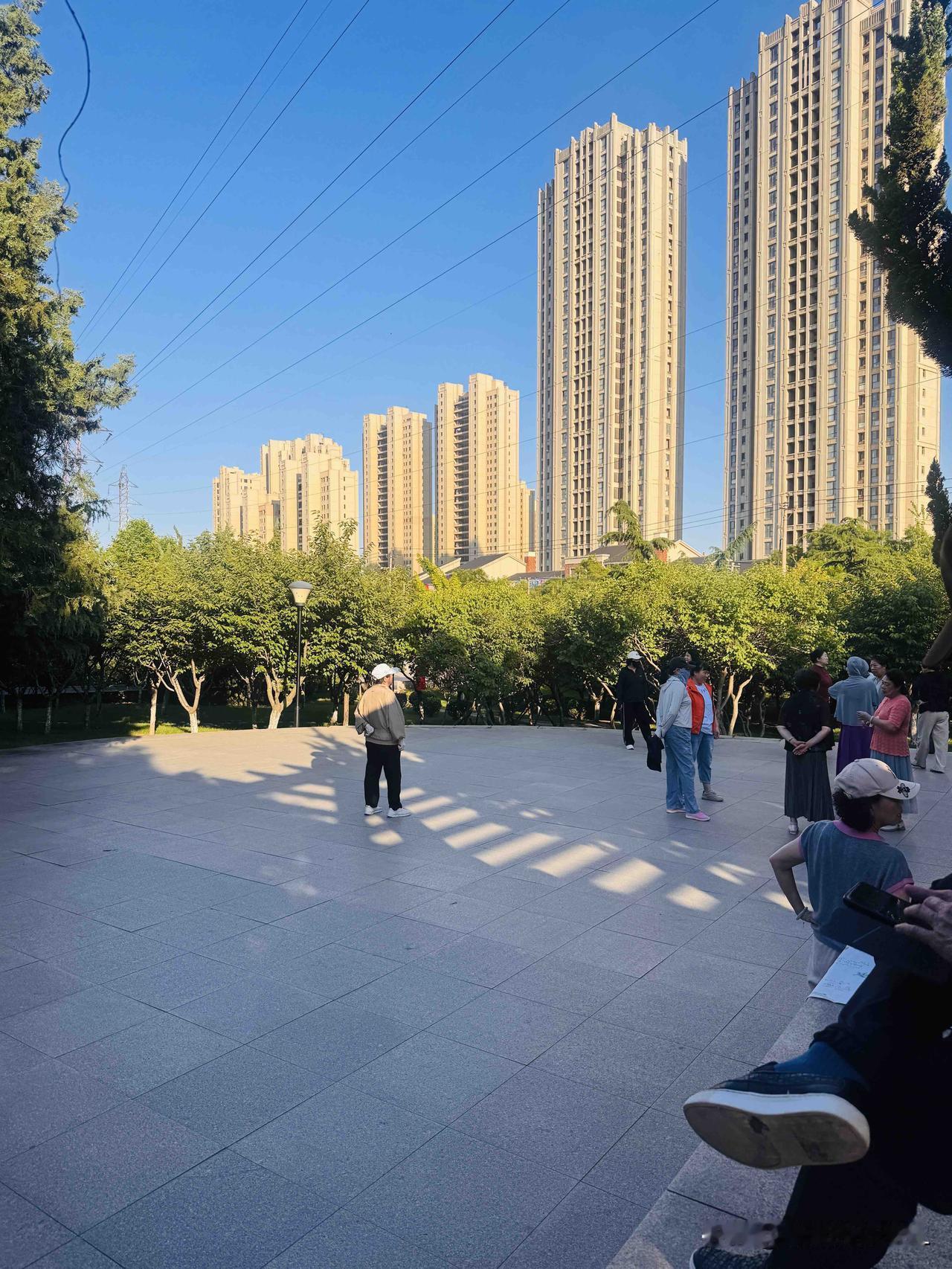 我在等广场舞开始，
这几天，不知道为什么，我特别喜欢出来活动活动。
我发现，跳完