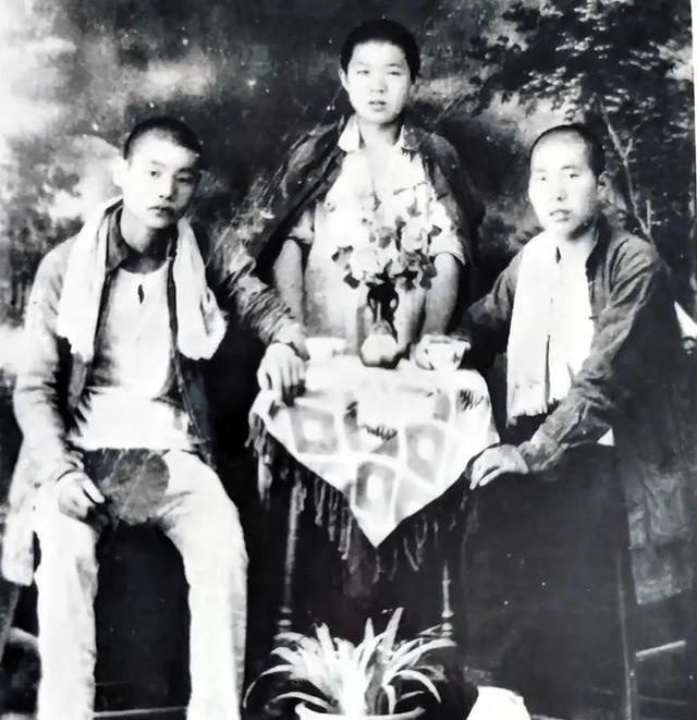 1945年，八路军在公路上伏击日军，由于敌人太多，排长便下令撤退。一个小战士却因