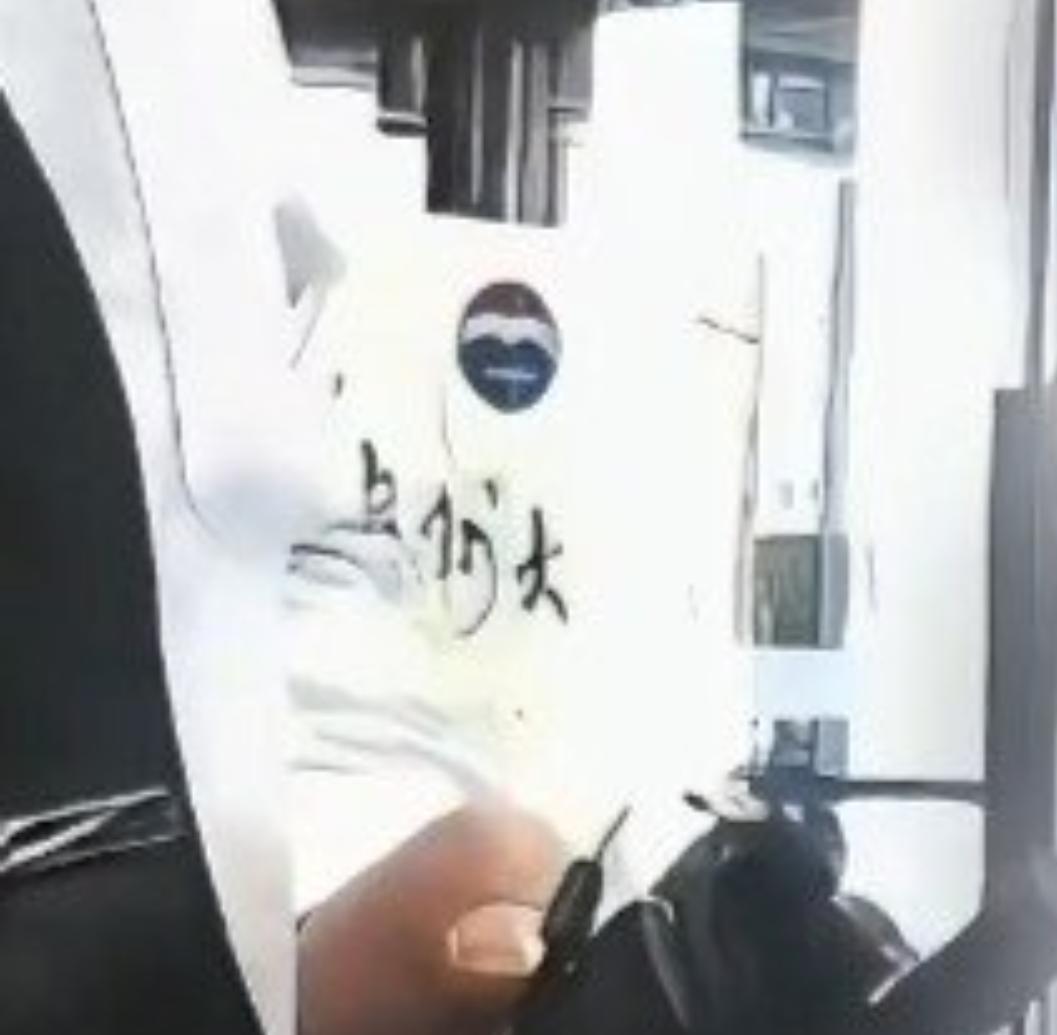 酒店员工提醒小孩别玩门，家长竟报警！
 
你敢信吗？山东一酒店员工，好心提醒小孩