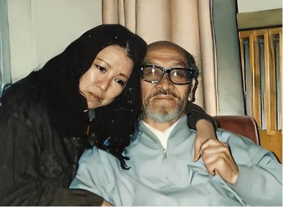 1990年，46岁的三毛跑到新疆，和76岁的王洛宾同居。王洛宾拒绝和她同房，三毛
