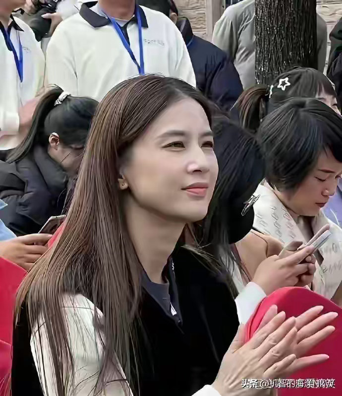 转眼黄圣依已是42岁，模样依旧清新灵动，气质宛若青涩大学生 