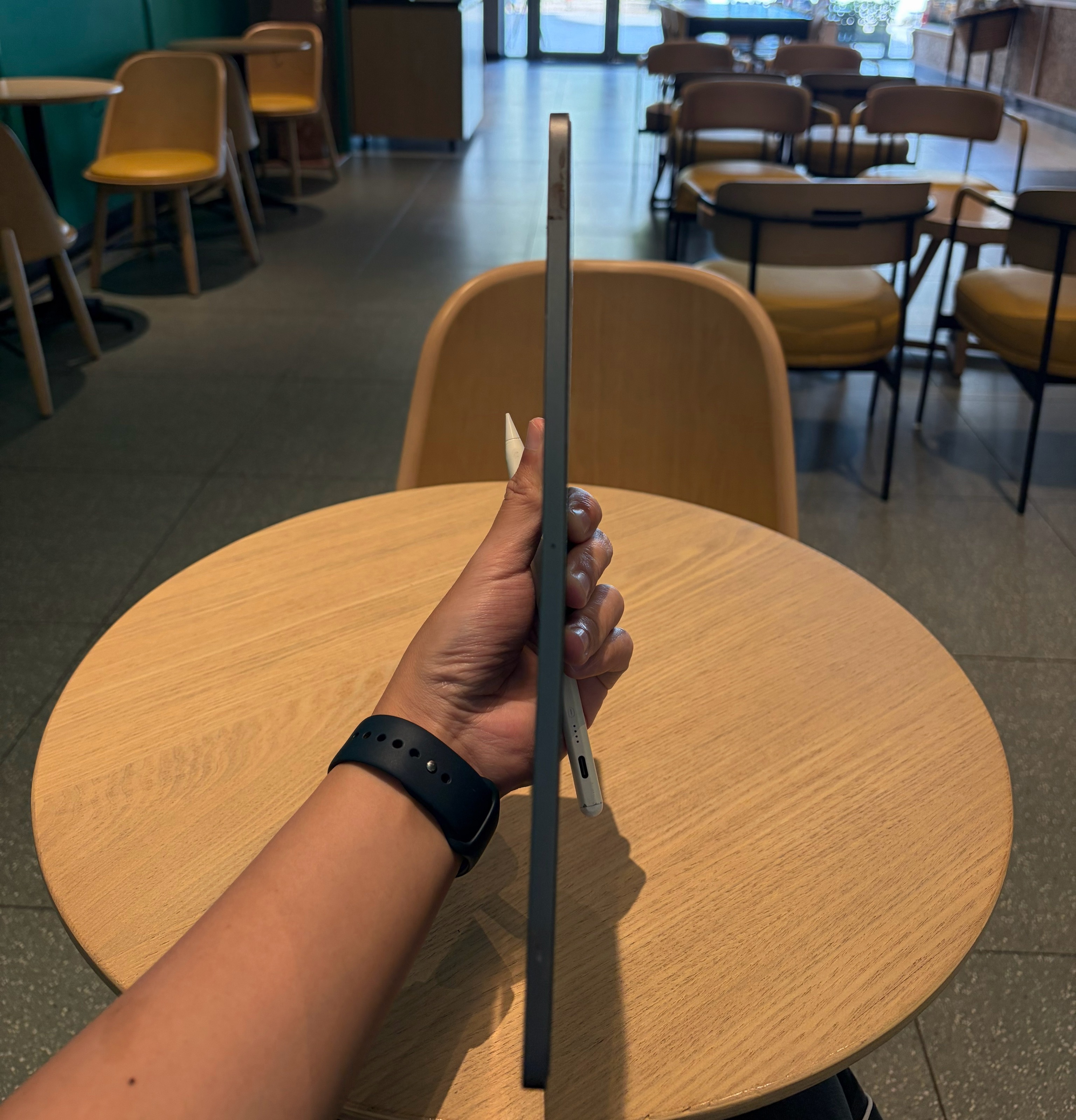 我的 iPad 有变直吗？这两天没事就是一直在掰，还用一堆书压了两个晚上，但是怎