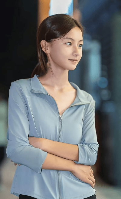 一个有梦想的素人想当艺人，得步步谨慎才能走得远。15岁女孩七七被于正拒签，就是因